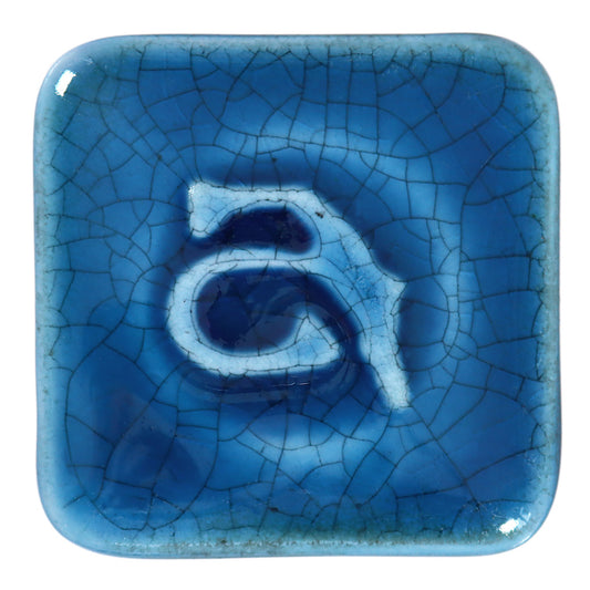 Abbots Glacier Crackle glaze swatch showing colour pools into deeper tones and softens across edges, maintaining clarity and depth.